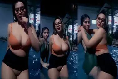 Miya Bareng Teman Dekat Pamer Tubuh Montok